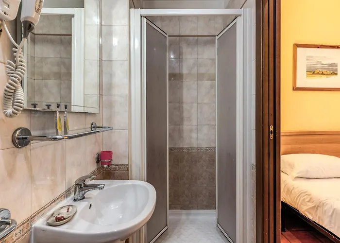 Otel Pomezia 2*